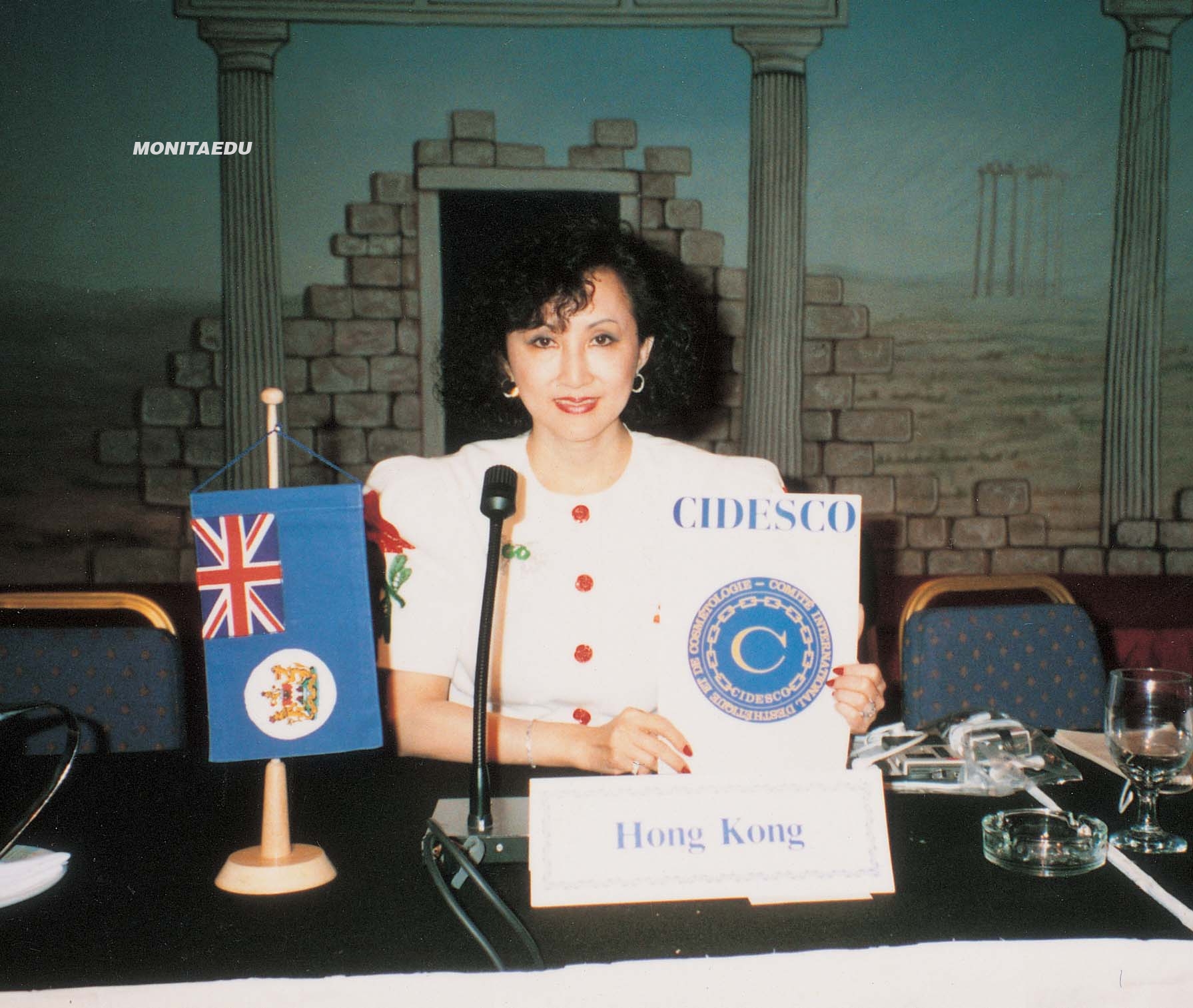 鄭明明教授成功爭取圣迪斯哥國際文憑採用中文考試，為無數亞洲美容師提供躋身國際的專業平台